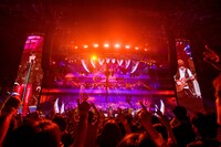 人気画像7位は「B'z、全36公演の全国ツアーに幕『このツアーはB'zの新しい旅』」より、B'z「B'z LIVE-GYM 2019 -Whole Lotta NEW LOVE-」から「WOLF」のステージの様子。（写真提供：VERMILLION RECORDS）