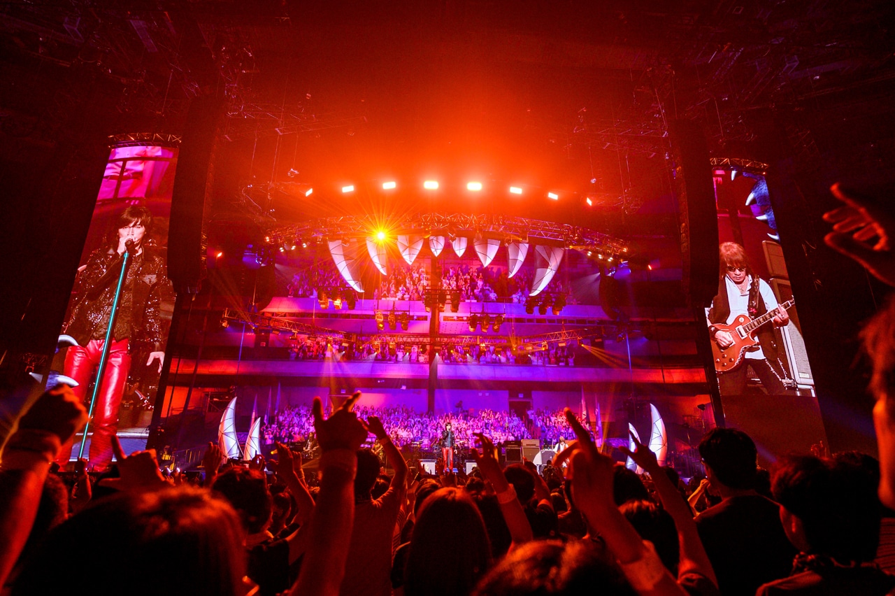 B'z「B'z LIVE-GYM 2019 -Whole Lotta NEW LOVE-」より、「WOLF」のステージの様子。（写真提供：VERMILLION RECORDS）