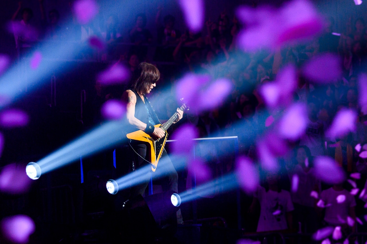 「兵、走る」でギターソロを披露する松本孝弘（G）。（写真提供：VERMILLION RECORDS）