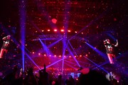 会場に桜吹雪が舞った「兵、走る」のステージの様子。(写真提供:VERMILLION RECORDS)