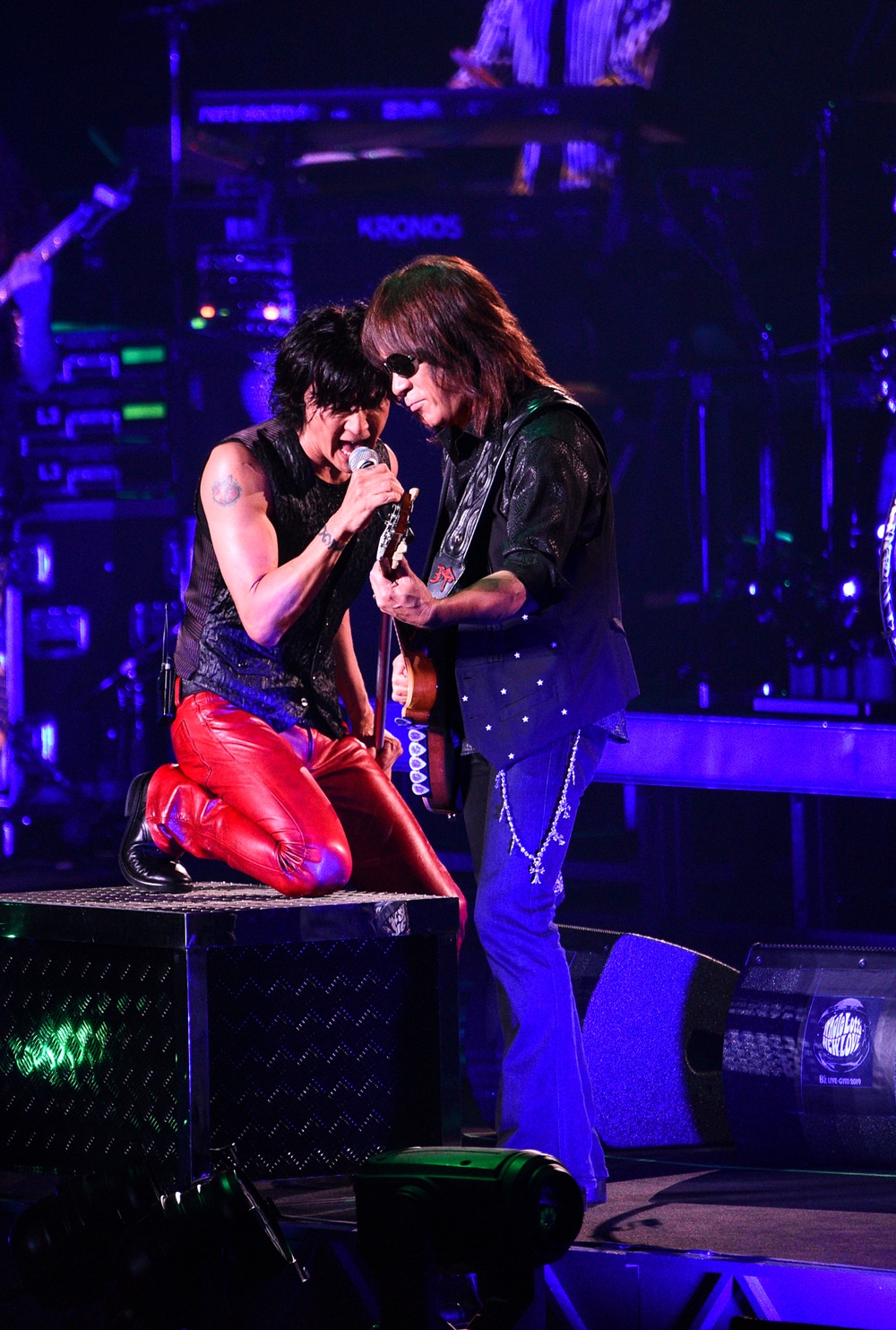 寄り添ってパフォーマンスする稲葉浩志（Vo）と松本孝弘（G）。（写真提供：VERMILLION RECORDS）