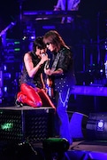 寄り添ってパフォーマンスする稲葉浩志(Vo)と松本孝弘(G)。(写真提供:VERMILLION RECORDS)