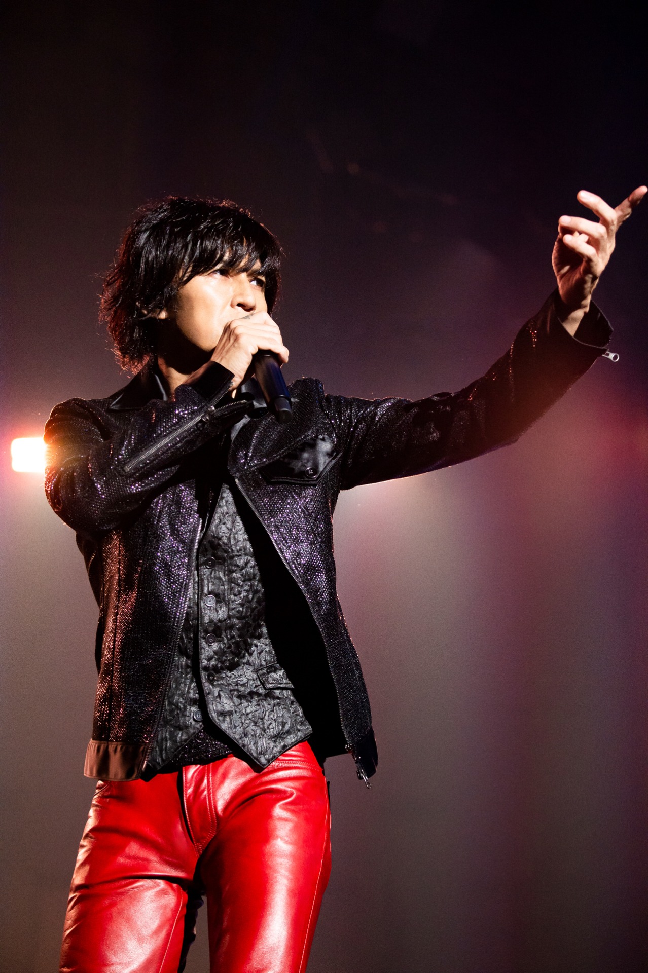 人気画像10位は「B'z、全36公演の全国ツアーに幕『このツアーはB'zの新しい旅』」より、稲葉浩志（Vo）。（写真提供：VERMILLION RECORDS）