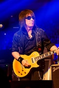 松本孝弘(G)(写真提供:VERMILLION RECORDS)