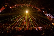 ステージ上にミラーボールが出現した「ゴールデンルーキー 」の様子。(写真提供:VERMILLION RECORDS)