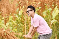 アマランサスの畑を訪れた宮川大輔。(c)日本テレビ