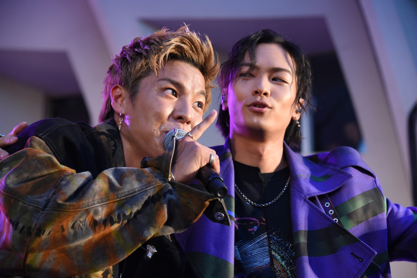 左からRIKU、川村壱馬。