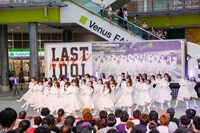 「青春トレイン」を披露するラストアイドル。（Photo by Yoshifumi Shimizu）