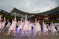 「ラスアイ、よろしく」を披露するラストアイドル。（Photo by Yoshifumi Shimizu）