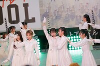 「青春トレイン」を披露するラストアイドル。（Photo by Yoshifumi Shimizu）