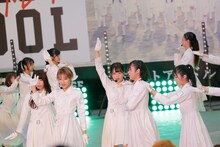 「青春トレイン」を披露するラストアイドル。（Photo by Yoshifumi Shimizu）