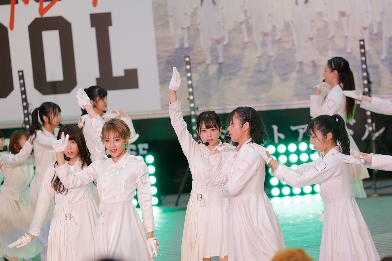 「青春トレイン」を披露するラストアイドル。（Photo by Yoshifumi Shimizu）