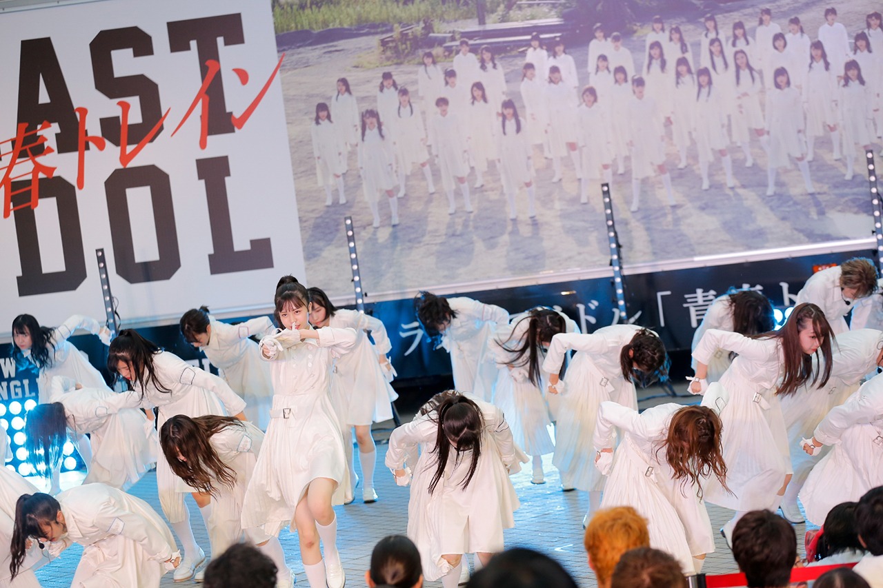 「青春トレイン」を披露するラストアイドル。（Photo by Yoshifumi Shimizu）