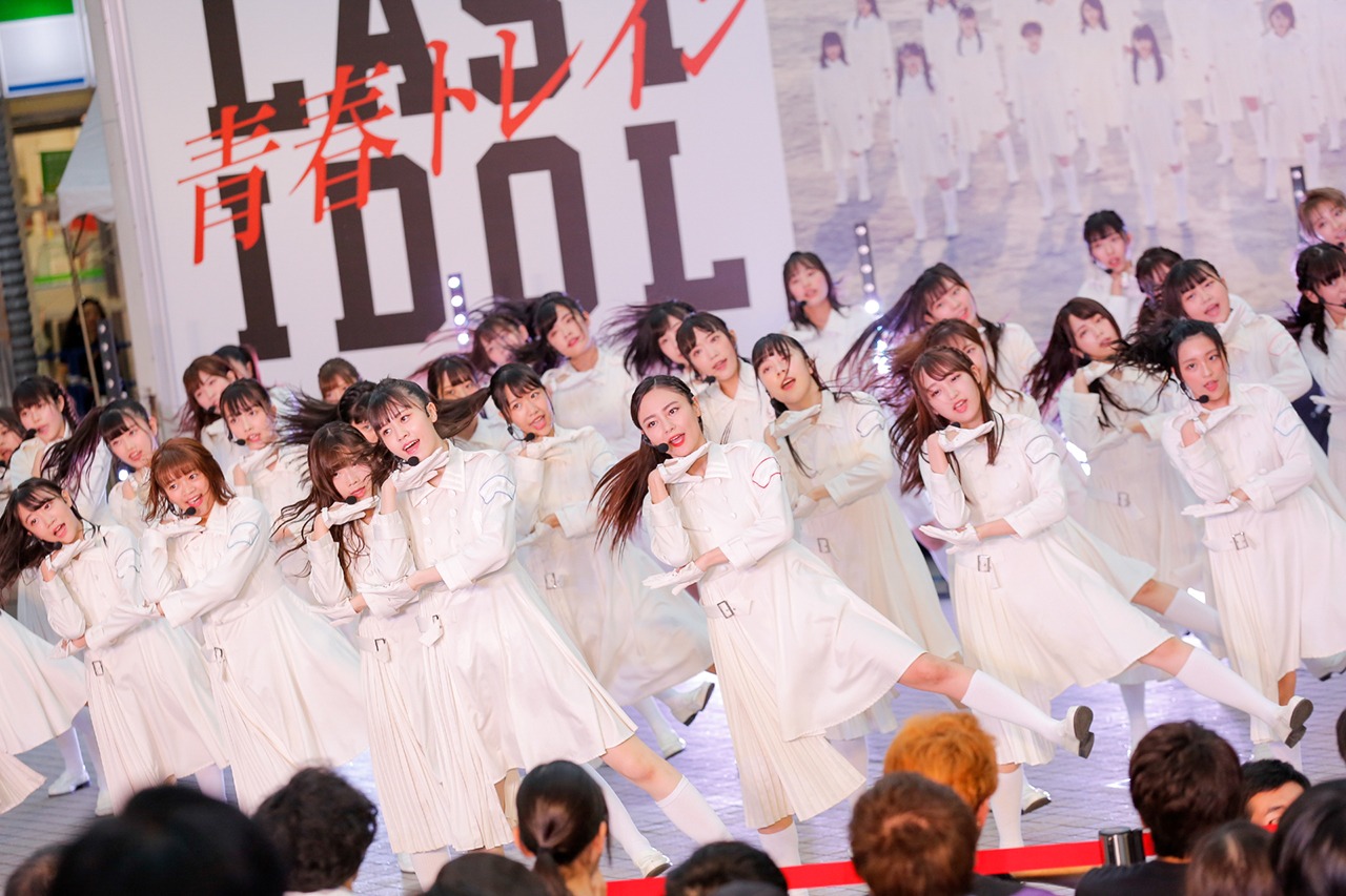 「青春トレイン」を披露するラストアイドル。（Photo by Yoshifumi Shimizu）