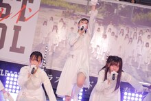 「青春トレイン」を披露するラストアイドル。（Photo by Yoshifumi Shimizu）