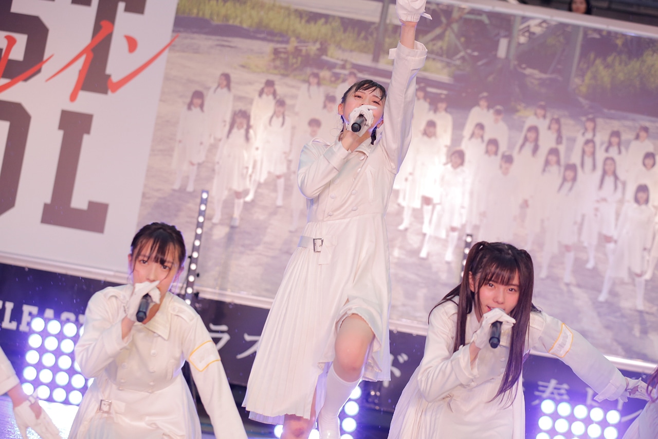 「青春トレイン」を披露するラストアイドル。（Photo by Yoshifumi Shimizu）