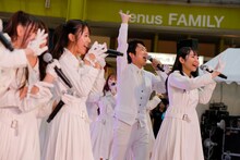 「ラスアイ、よろしく」を披露するラストアイドル。（Photo by Yoshifumi Shimizu）