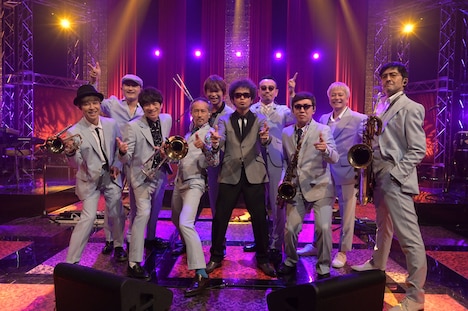 東京スカパラダイスオーケストラと奥田民生（中央）。（写真提供：NHK）