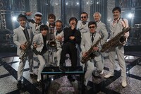 東京スカパラダイスオーケストラと高橋一生（中央）。（写真提供：NHK）