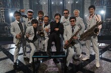 東京スカパラダイスオーケストラと高橋一生（中央）。（写真提供：NHK）