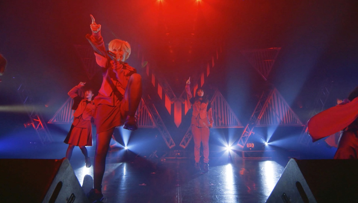 EMPiRE「SO i YA」ライブ映像のワンシーン。