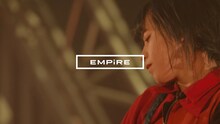 EMPiRE「SO i YA」ライブ映像のワンシーン。