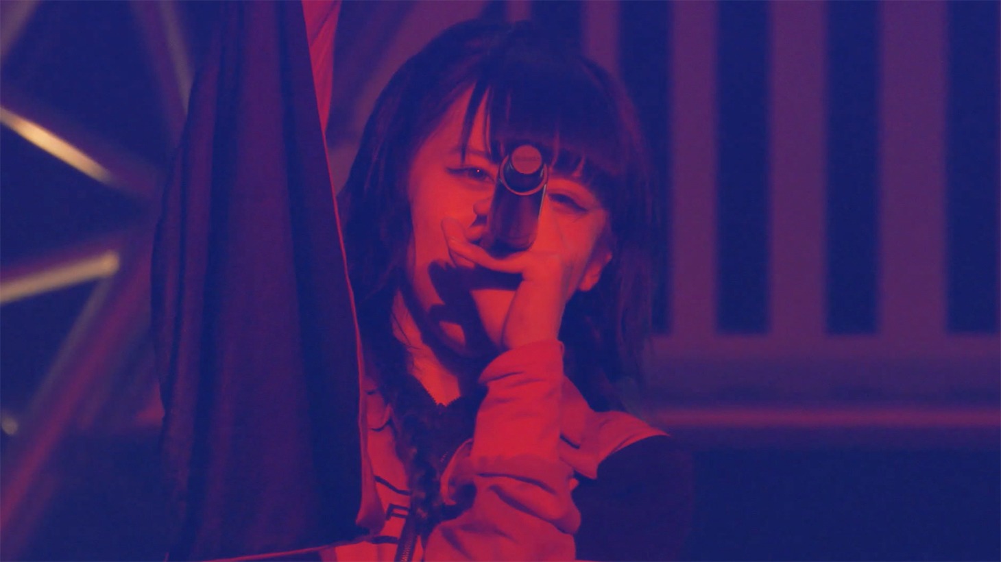 EMPiRE「SO i YA」ライブ映像のワンシーン。