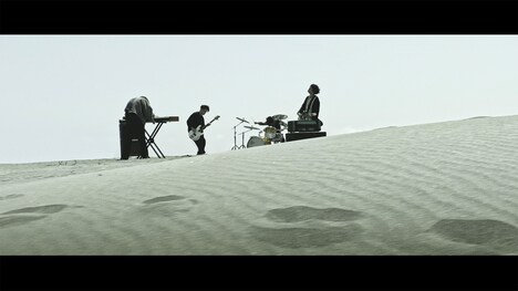 テスラは泣かない。「自由」ミュージックビデオのワンシーン。