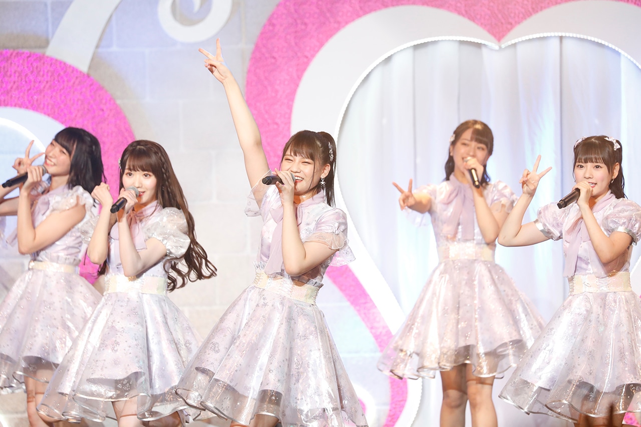 「=LOVE デビュー2周年記念コンサート」の様子。（写真提供：代々木アニメーション学院）