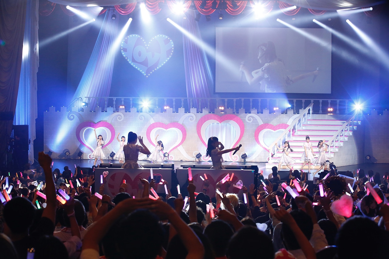 「=LOVE デビュー2周年記念コンサート」の様子。（写真提供：代々木アニメーション学院）