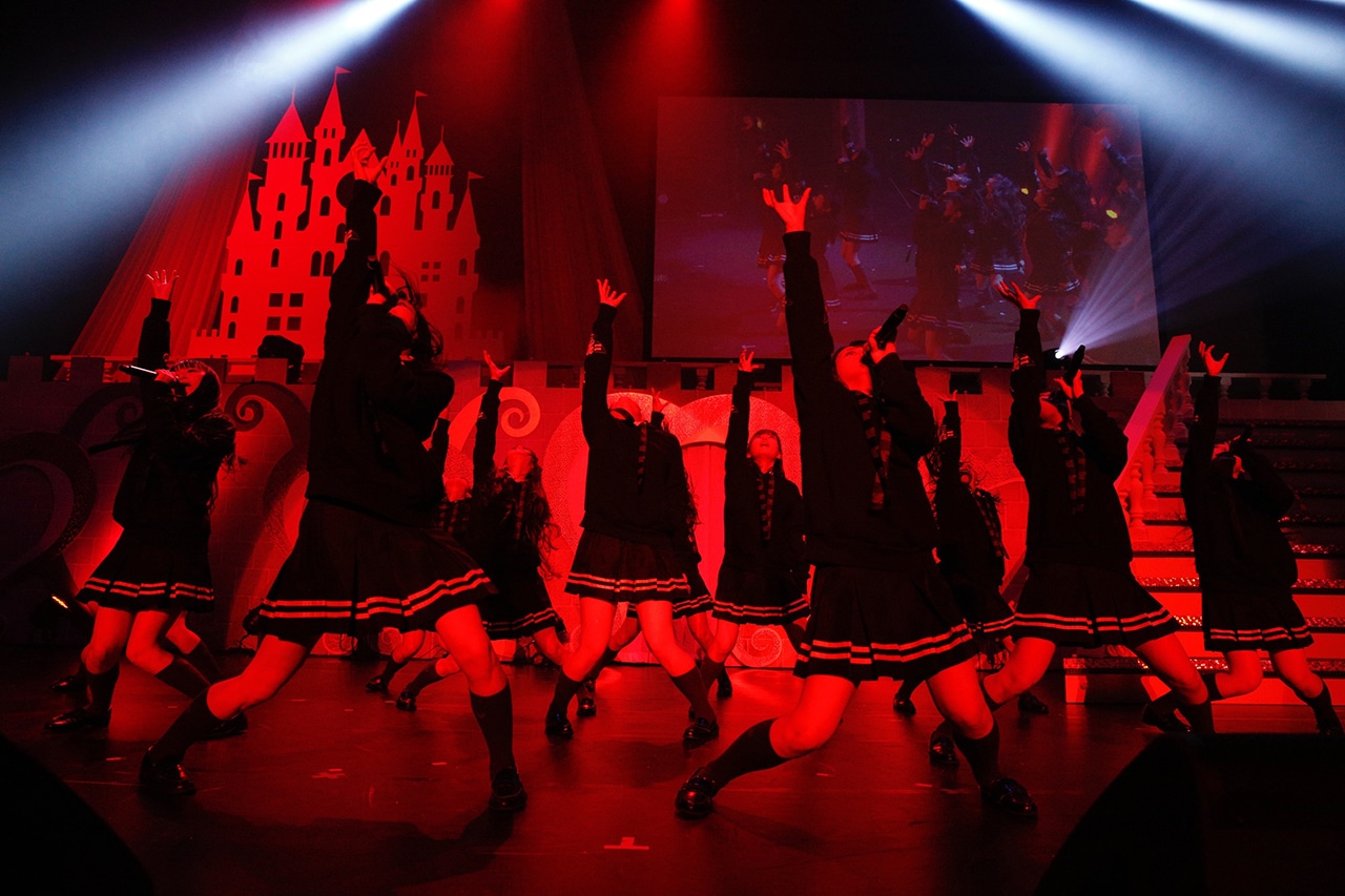 「=LOVE デビュー2周年記念コンサート」の様子。（写真提供：代々木アニメーション学院）