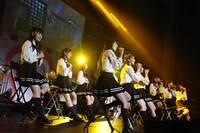 アコースティックセットで「僕らの制服クリスマス」を披露する=LOVE。（写真提供：代々木アニメーション学院）