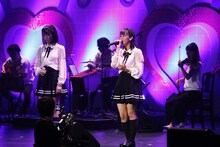 アコースティックセットで「虹の素」を披露する野口衣織（左）と佐々木舞香（右）。（写真提供：代々木アニメーション学院）