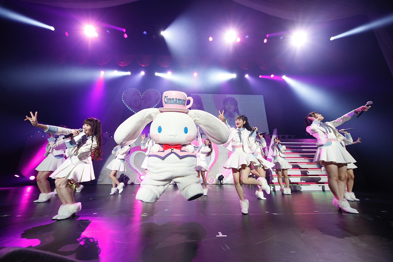 シナモンと「届いてLOVE YOU▽」をパフォーマンスする=LOVE。（写真提供：代々木アニメーション学院）