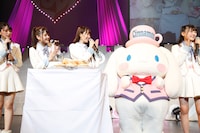 =LOVEにシナモンロールをプレゼントしたシナモン。（写真提供：代々木アニメーション学院）