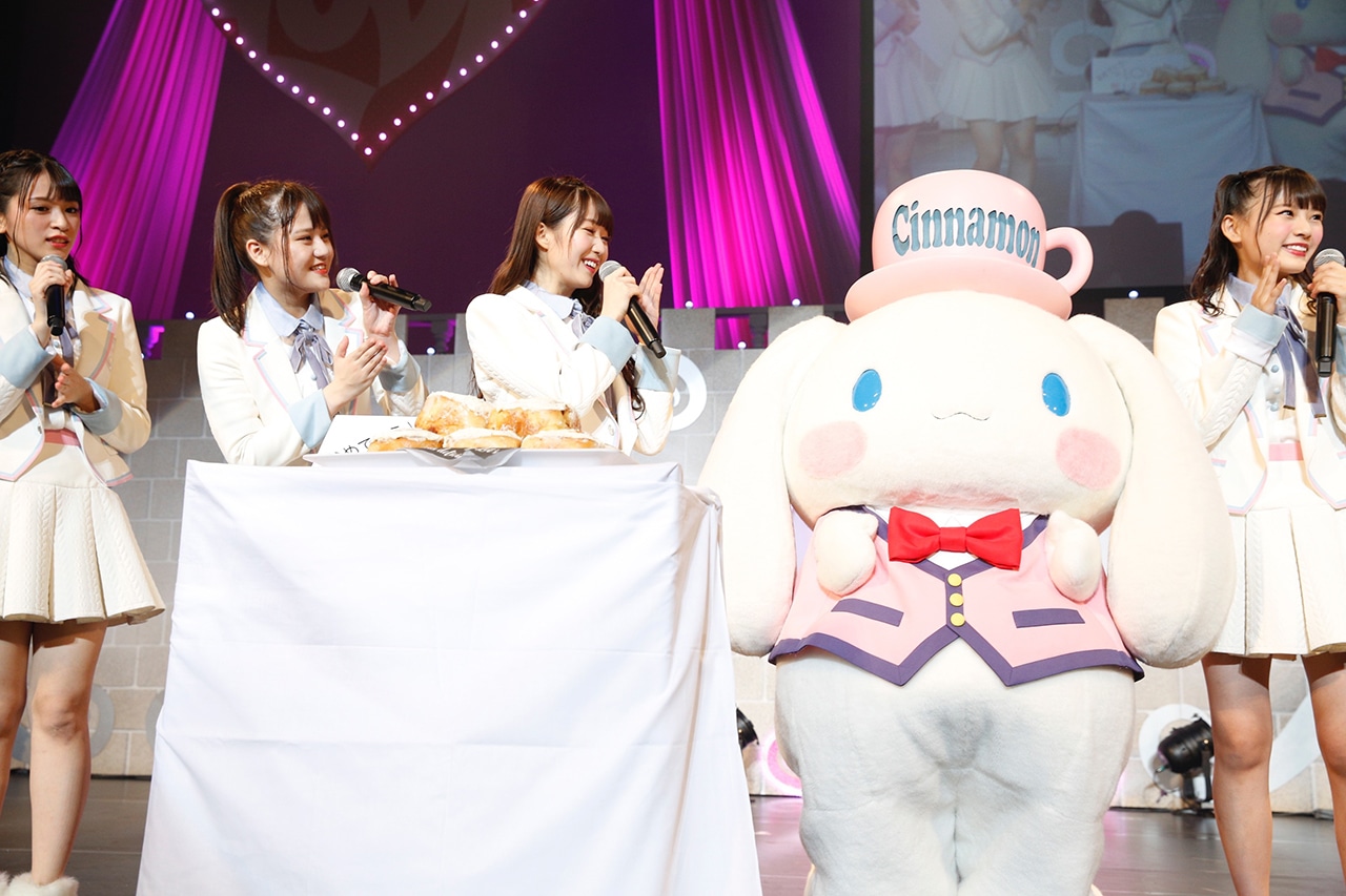 =LOVEにシナモンロールをプレゼントしたシナモン。（写真提供：代々木アニメーション学院）