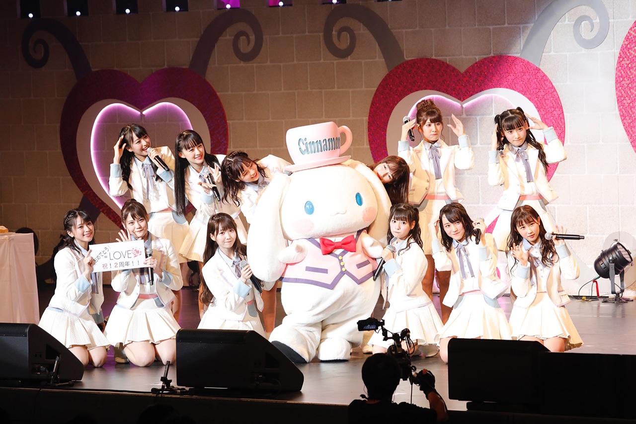 シナモンと記念撮影する=LOVE。（写真提供：代々木アニメーション学院）