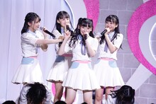 「=LOVE デビュー2周年記念コンサート」の様子。（写真提供：代々木アニメーション学院）