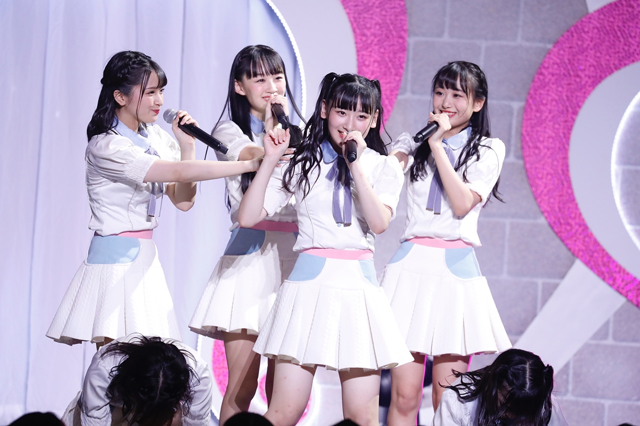 「=LOVE デビュー2周年記念コンサート」の様子。（写真提供：代々木アニメーション学院）