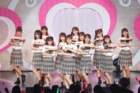「=LOVE デビュー2周年記念コンサート」の様子。（写真提供：代々木アニメーション学院）
