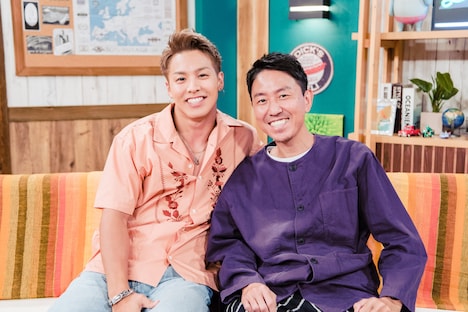 左からRIKU、福田充徳。