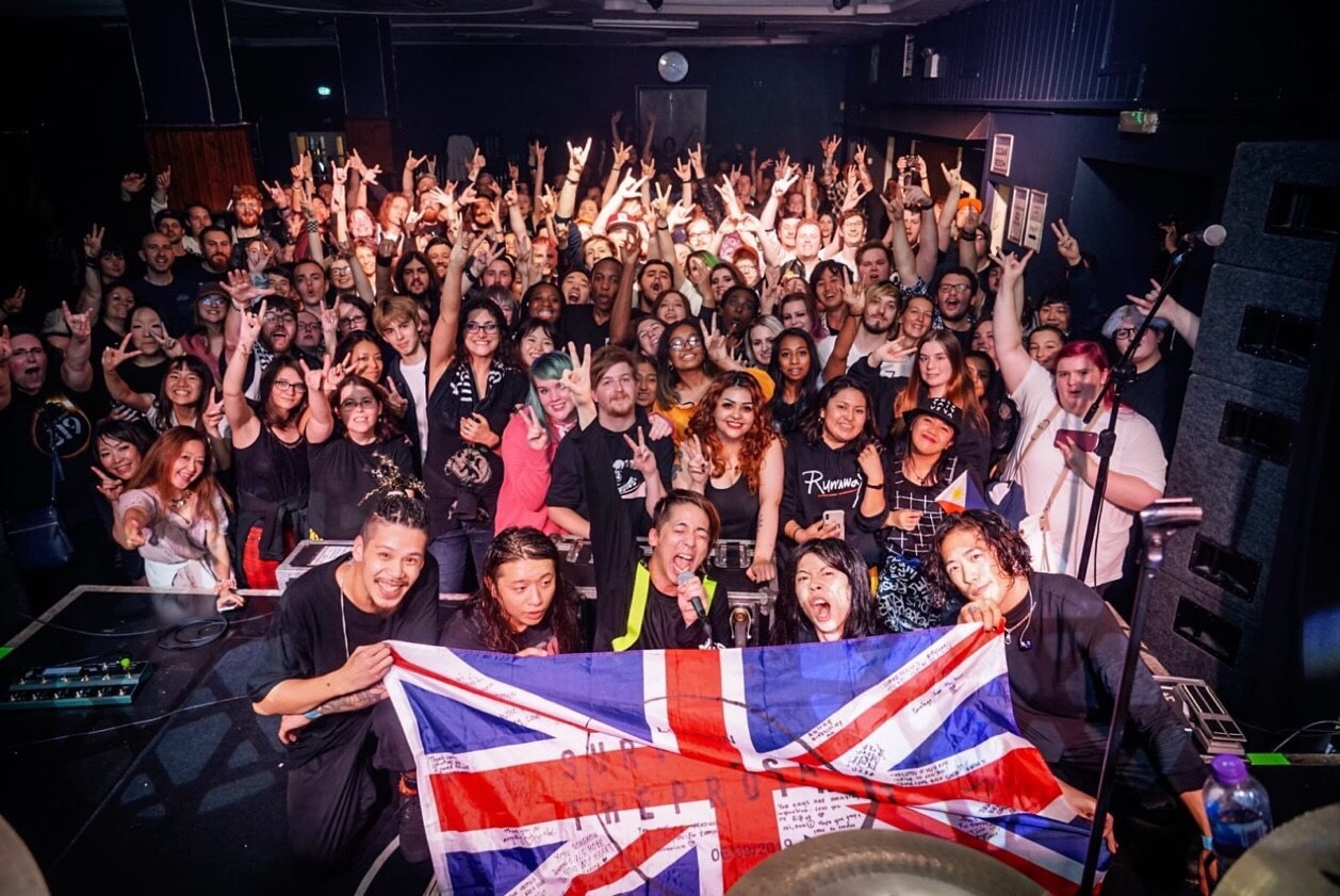 「UPSURGE & NEW CROSS LIVE presents “UK DEBUT SHOWS”」イギリス・Boston Music Room公演の様子。（Photo by Luigi Sibona）
