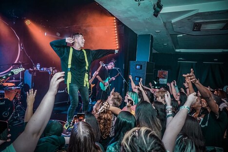 「UPSURGE & NEW CROSS LIVE presents “UK DEBUT SHOWS”」イギリス・Boston Music Room公演の様子。（Photo by Luigi Sibona）