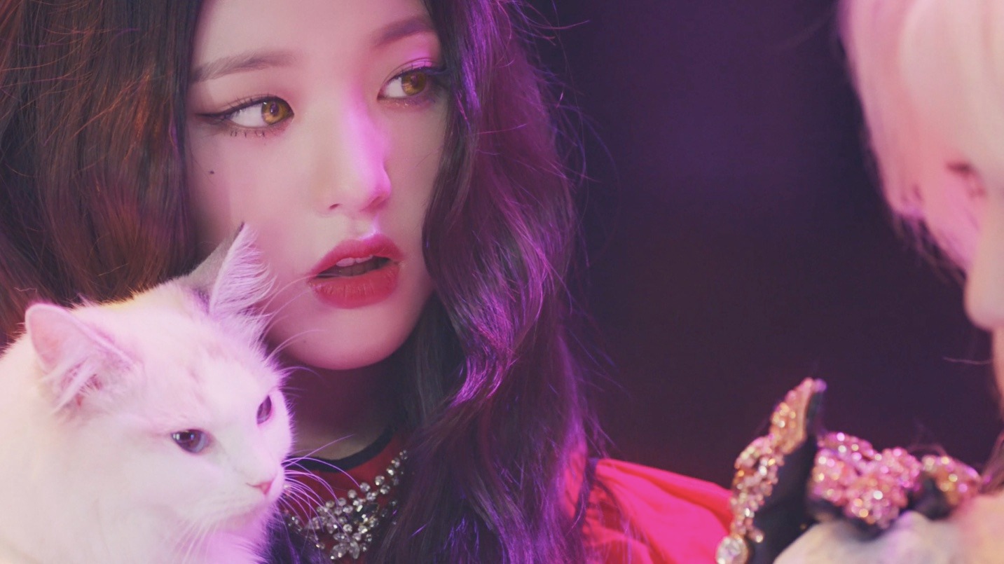 IZ*ONE「Vampire」ミュージックビデオのワンシーン。(c)OFF THE RECORD