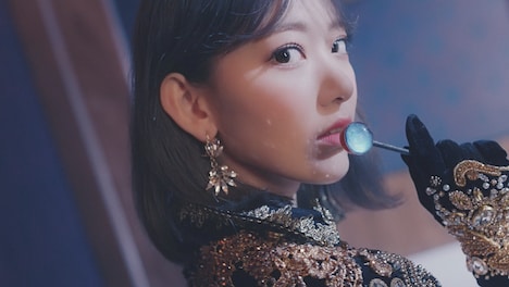 IZ*ONE「Vampire」ミュージックビデオのワンシーン。(c)OFF THE RECORD