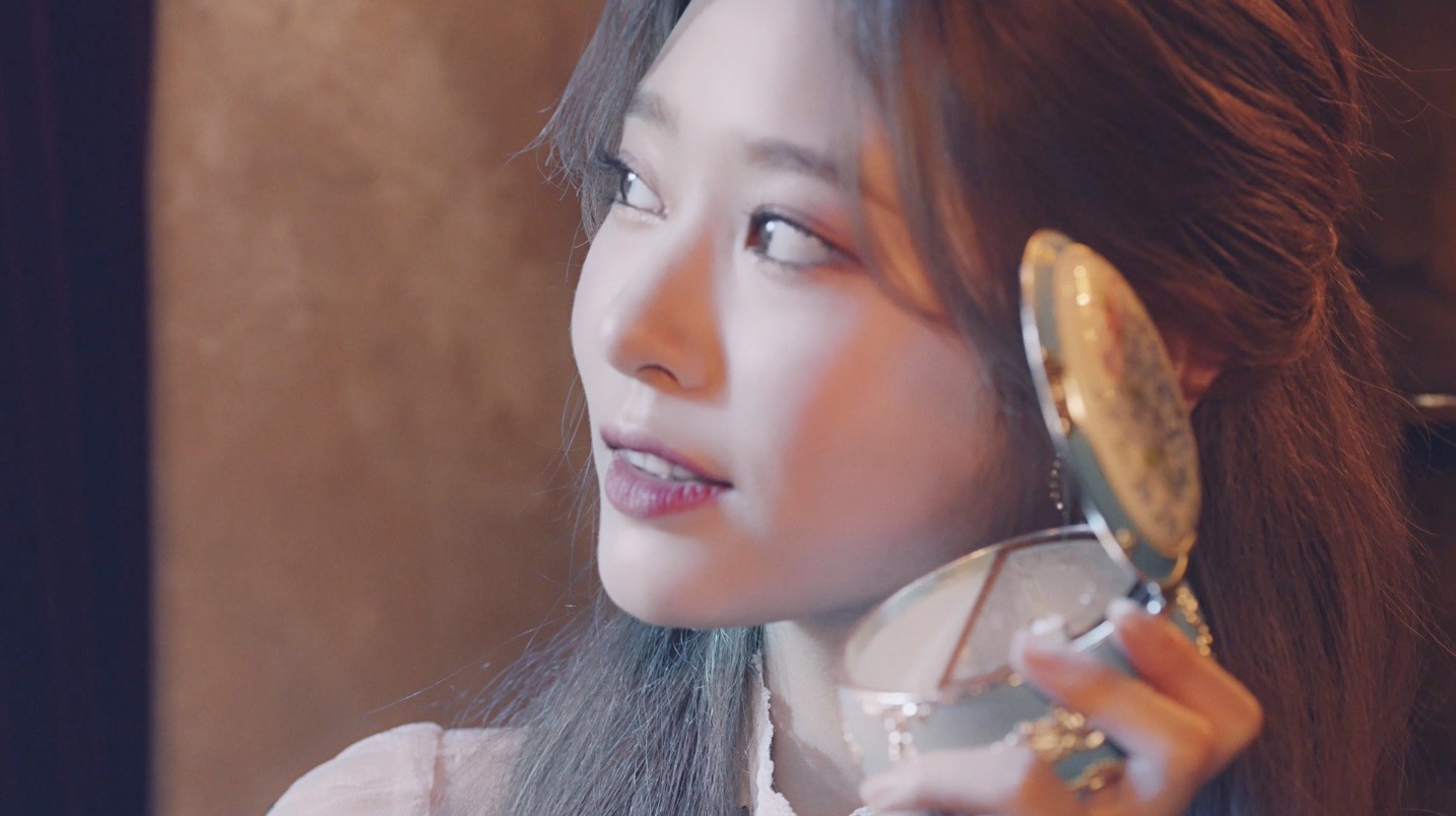 IZ*ONE「Vampire」ミュージックビデオのワンシーン。(c)OFF THE RECORD