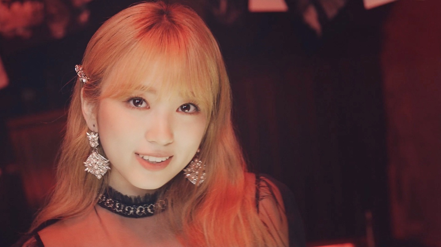IZ*ONE「Vampire」ミュージックビデオのワンシーン。(c)OFF THE RECORD