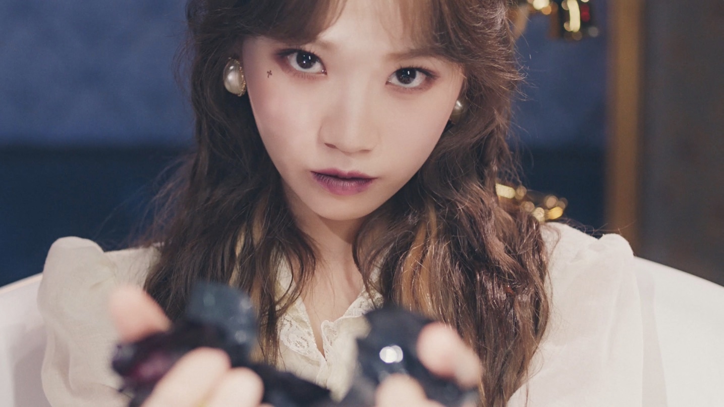 IZ*ONE「Vampire」ミュージックビデオのワンシーン。(c)OFF THE RECORD