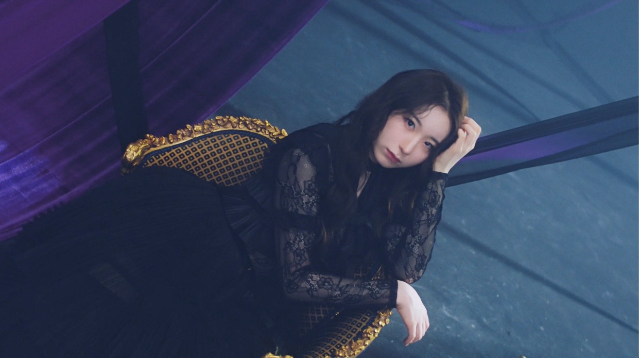 IZ*ONE「Vampire」ミュージックビデオのワンシーン。(c)OFF THE RECORD