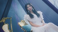 IZ*ONE「Vampire」ミュージックビデオのワンシーン。(c)OFF THE RECORD